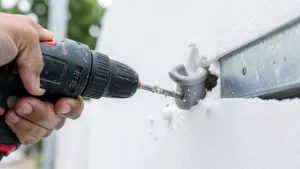 jak zamontować belkę do ściany że styropianem
