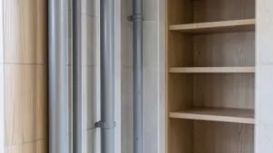 Jak zamaskować rury na ścianie